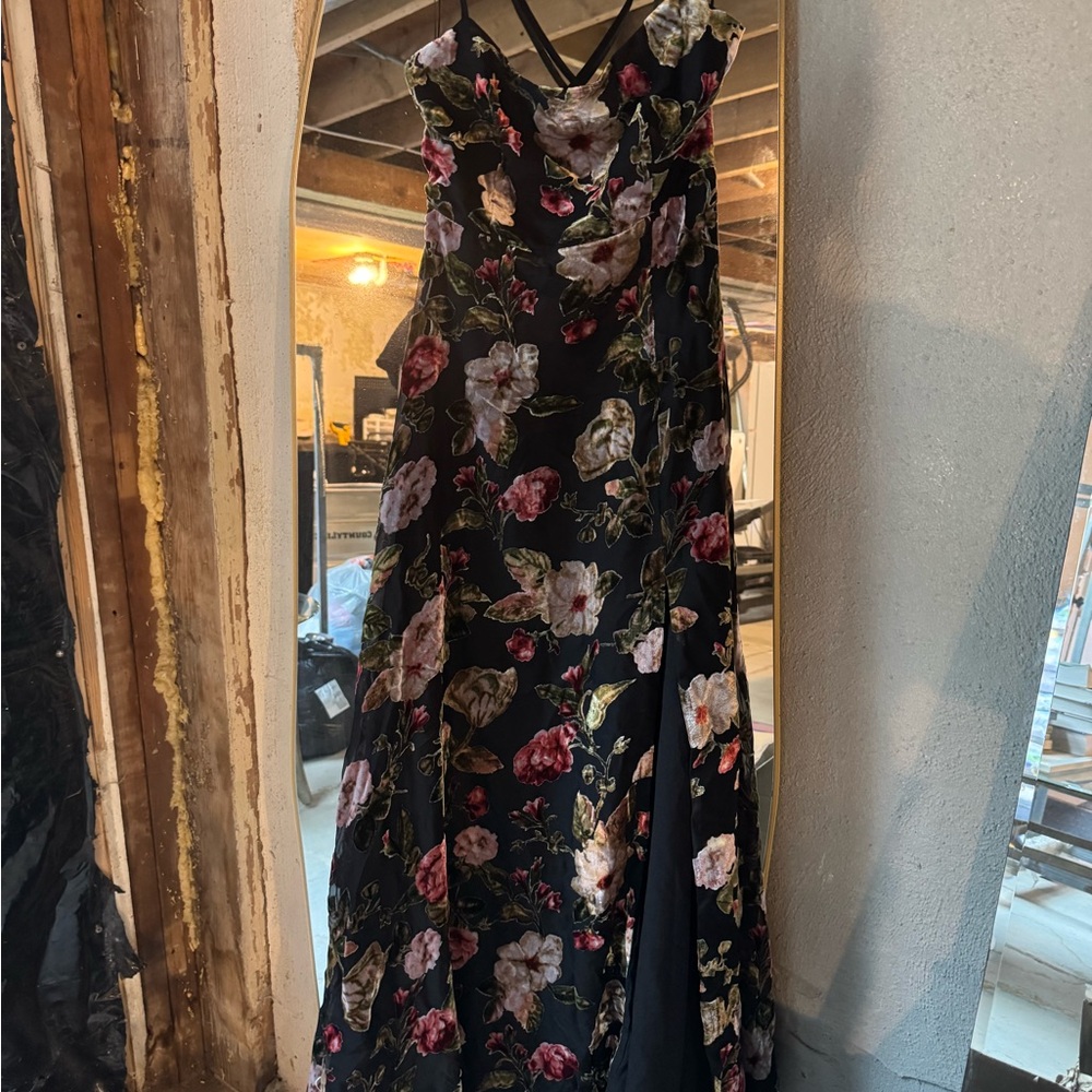 Elegant Floral Maxi Dress in Black
